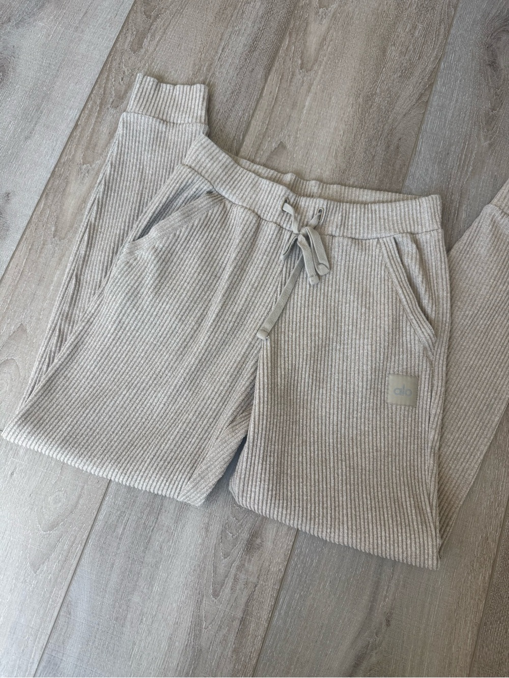 Alo muse beige hoodie and jogger Ribbed set. - Picture 9 of 9
